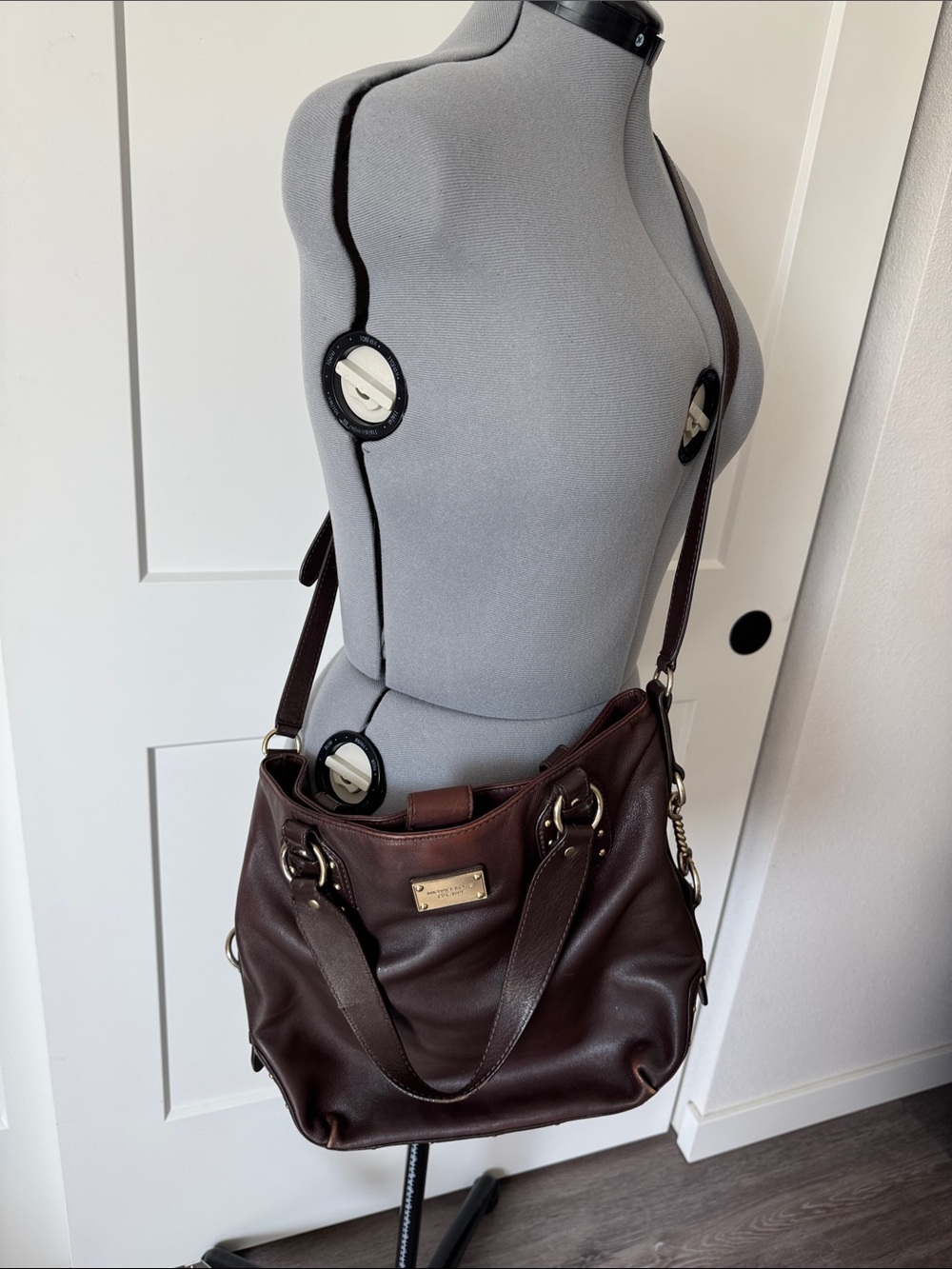 Nice Leather Michael Kors Dark Brown Shoulder Tote with Gold Accents - Picture 3 of 12